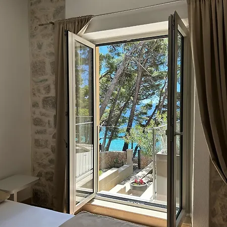 In Ruza Beachfront Elegance On Europes شقة